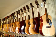 ずらりと並ぶアコースティックギターの数々！
